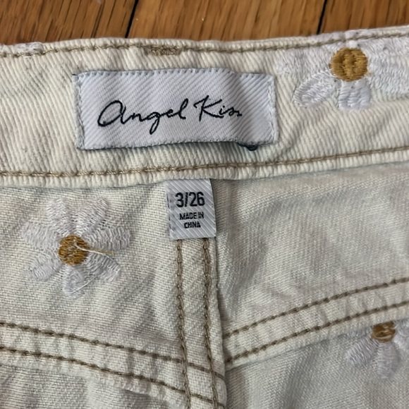 Adorable sunflower denim shorts, off white high rise - Picture 4 of 7